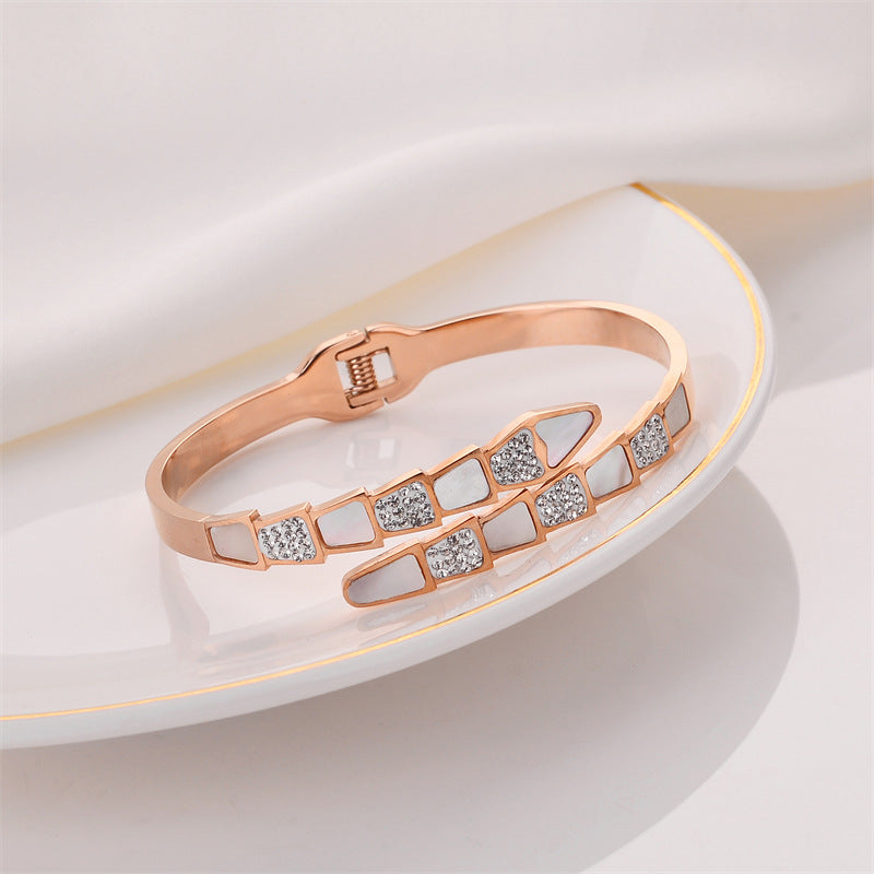 Gold Disc Love Letter Bracelet for Women - Simple Style