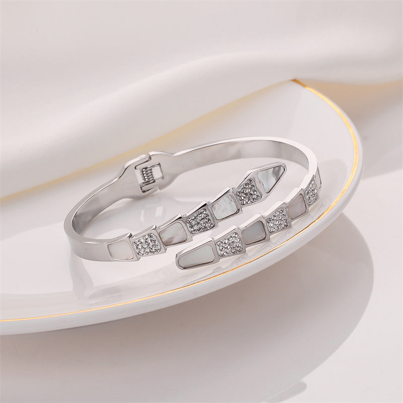 Gold Disc Love Letter Bracelet for Women - Simple Style
